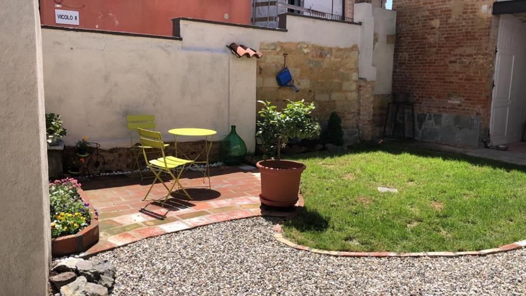 Magalocanda Stanze Sotto Al Castello Montemagno  Luaran gambar
